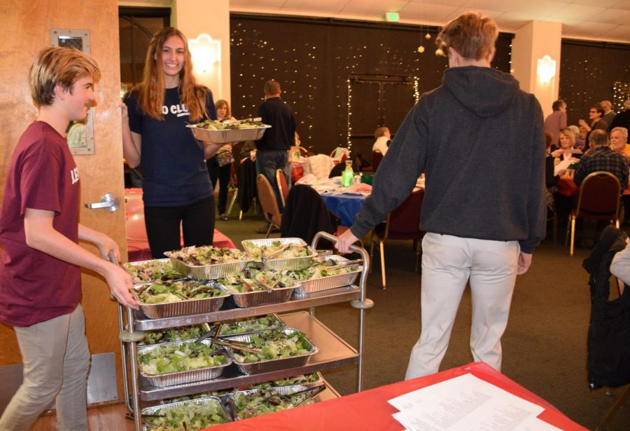 Leo Club Serves at Crab Feed Fundraiser