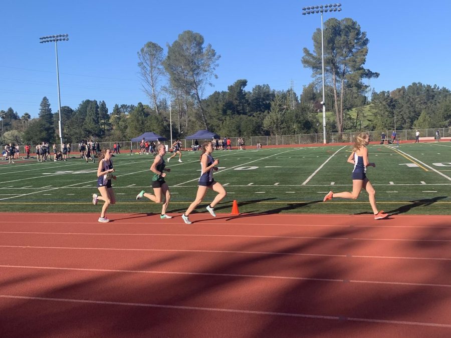 Junior+Ellie+Buckley+and+other+track+and+field+runners+are+going+strong+during+their+race.