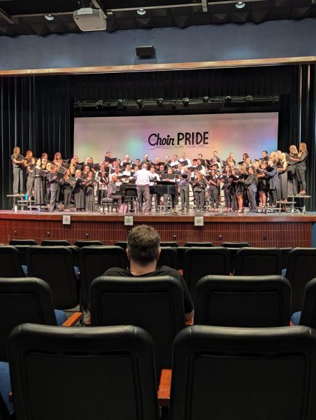 Campolindo Honors Former Director Lindley Hall With Alumni Choir